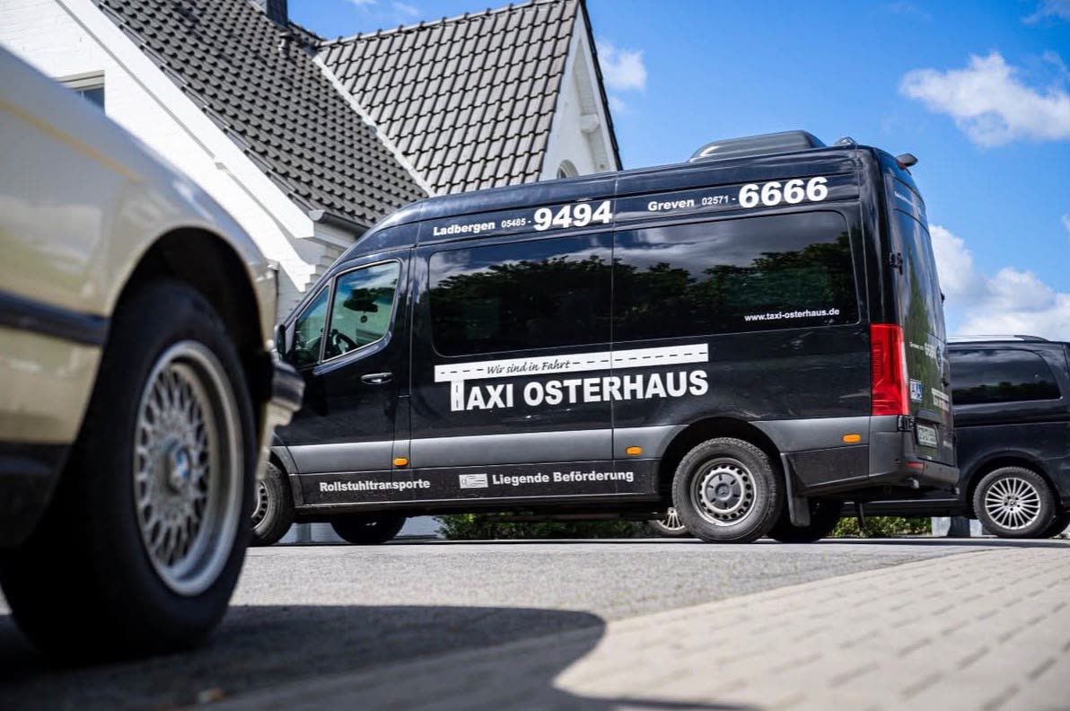 Schwarzer Sprinter von Taxi Osterhaus für Rollstuhltransporte und liegende Beförderung